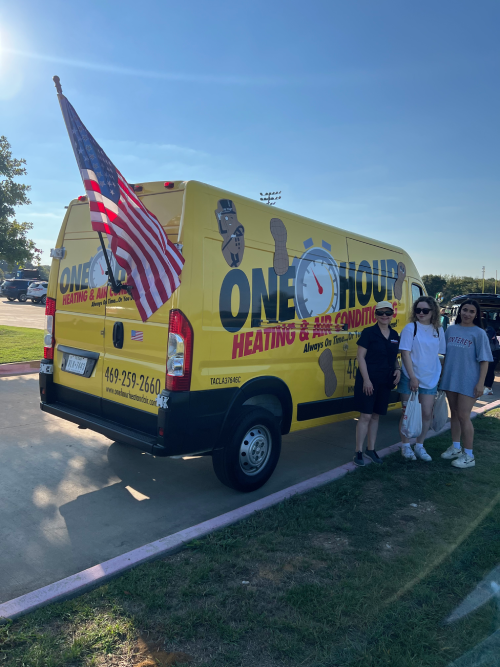 technician-looking-freon-leaks